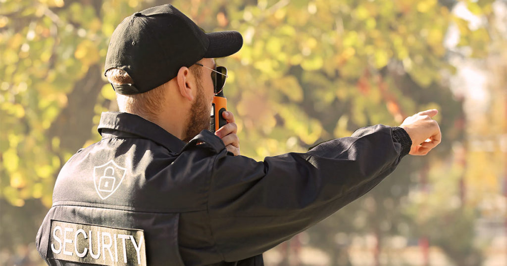 Agent de sécurité en ronde de surveillance